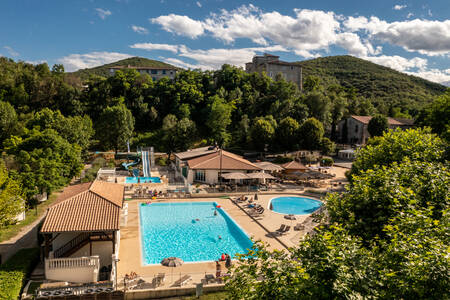 Luchtfoto van het zwembad van vakantiepark RCN La Bastide en Ardèche