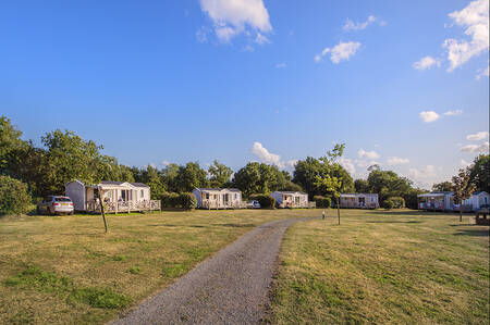 Chalets op een veldje op vakantiepark RCN la Ferme du Latois