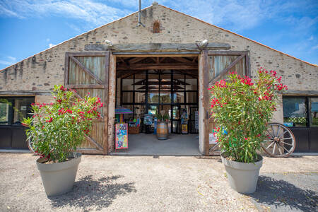 Hoofdgebouw van vakantiepark RCN la Ferme du Latois met restaurant, supermarkt en Bistro