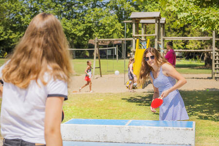 Kinderen aan het tafeltennissen in de speeltuin van vakantiepark RCN Le Moulin de la Pique