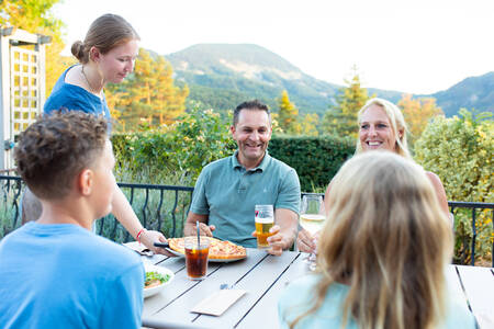 Gezin aan het eten op het terras van de Bistro op vakantiepark RCN les Collines de Castellane