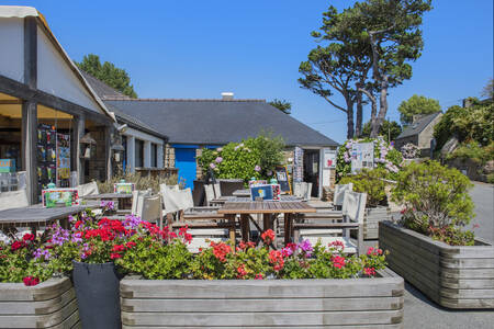 Het terras bij het restaurant van vakantiepark RCN Port l’Epine