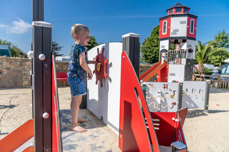 Kindje aan het spelen op een speeltoestel in de speeltuin van vakantiepark RCN Port l’Epine