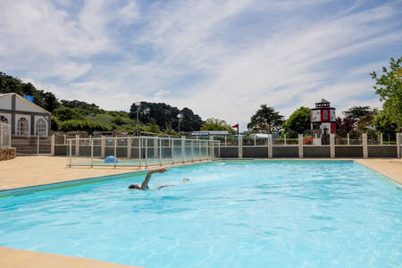 Man aan het zwemmen in het buitenbad van vakantiepark RCN Port l’Epine