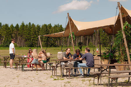 Beachbar op het eiland op vakantiepark Resort de Parel