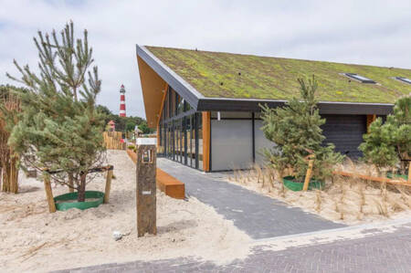 Centrum van vakantiepark Roompot Ameland met o.a. Brasserie, minishop en Kidsclub