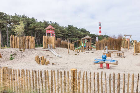 Speeltoestellen in de speeltuin van vakantiepark Roompot Ameland