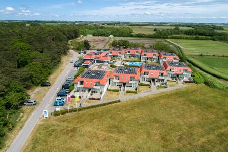 Luchtfoto van Roompot Appartementencomplex Bosch en Zee op Texel