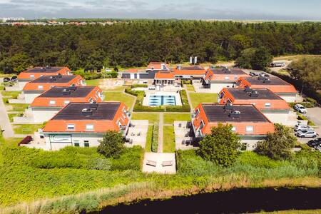 Luchtfoto van appartementencomplexen op Roompot Appartementencomplex Bosch en Zee op Texel