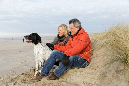 Mensen op het strand van Texel vlakbij Roompot Appartementencomplex Bosch en Zee