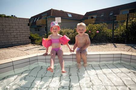 Kinderen in het buitenbad op Roompot Appartementencomplex Bosch en Zee
