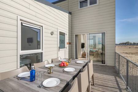 Terras met gedekte tafel van een Beach House op vakantiepark Roompot Beach Resort