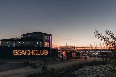 De Beachclub bij de jachthaven op vakantiepark Roompot Beach Resort