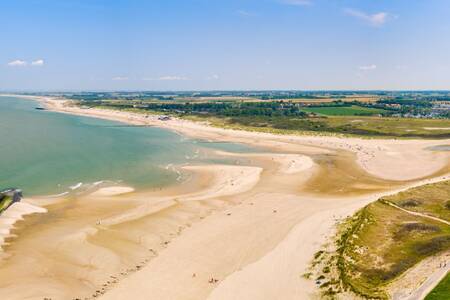 Luchtfoto van het Zeeuwse strand bij vakantiepark Roompot Beach Resort Nieuwvliet-Bad