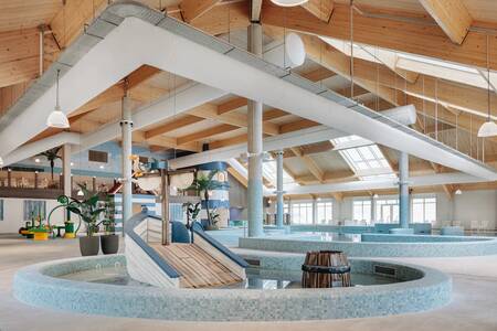 Peuterbadje met glijbaan en een groter bad op Roompot Beach Resort Nieuwvliet-Bad