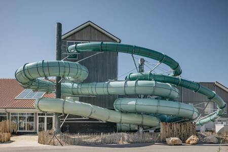 Grote glijbanen van het zwembad op vakantiepark Roompot Beach Resort Nieuwvliet-Bad