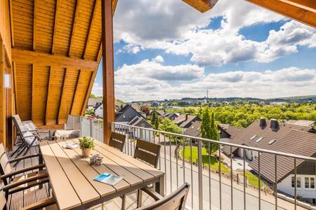 Uitzicht vanaf een balkon van een appartement op Roompot Bergresort Winterberg