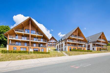 Appartementengebouw in de zomer op vakantiepark Roompot Bergresort Winterberg