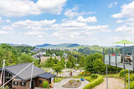 Een rodelbaan nabij Roompot Bergresort Winterberg