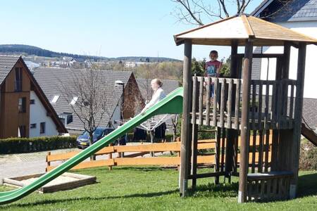 Kinderen aan het spelen in de speeltuin op Roompot Bergresort Winterberg