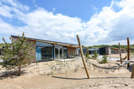 Tuin van een Lodge op vakantiepark Roompot Bloemendaal aan Zee