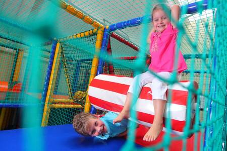 Kinderen spelen in de indoorspeeltuin van vakantiepark Roompot Bospark de Schaapskooi