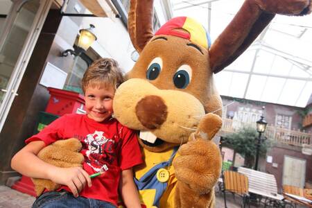 Een jongen samen met Koos konijn op vakantiepark Roompot Bospark de Schaapskooi