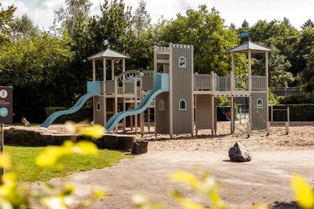 Groot houten speeltoestel in een speeltuin op vakantiepark Roompot Bospark de Schaapskooi