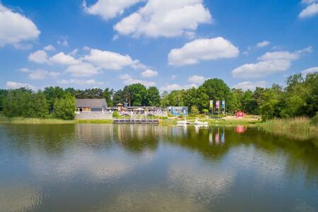 De recreatieplas met het centrumgebouw van vakantiepark Roompot Bospark 't Wolfsven