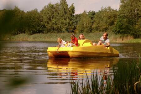 Gezin op een waterfiets op vakantiepark Roompot Bospark 't Wolfsven