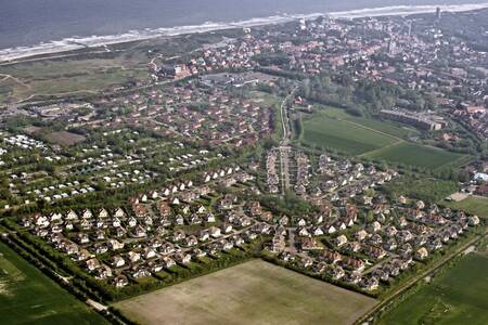 Luchtfoto van vakantiehuizen op vakantiepark Roompot Buitenhof Domburg