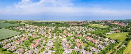 Luchtfoto van vakantiepark Roompot Buitenhof Domburg met aan de zee aan de horizon