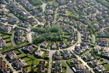 Luchtfoto van vakantiehuizen op vakantiepark Roompot Buitenhof Domburg