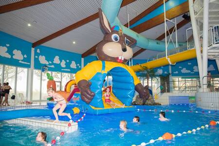 Koos konijn luchtkussen in het water van het zwembad van vakantiepark Roompot Buitenhof Domburg