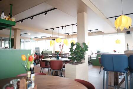 Tafels met stoelen in het restaurant van vakantiepark Roompot Callantsoog