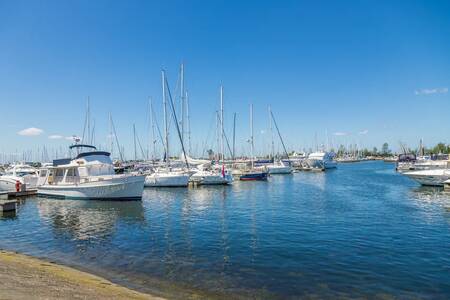 Boten in de jachthaven van vakantiepark Roompot Cape Helius