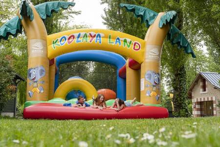 Kinderen op het springkussen op vakantiepark Roompot Château des Marais