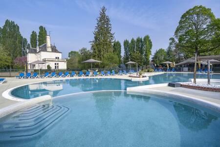 Een van de buitenbaden van vakantiepark Roompot Château des Marais