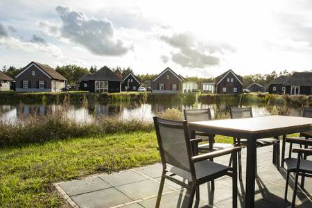 Uitzicht vanaf het terras van een vakantiehuis op vakantiepark Roompot De Heihorsten