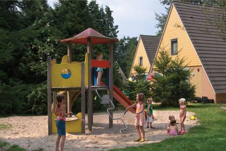 Kinderen spelen in een speeltuin op vakantiepark Roompot De Katjeskelder
