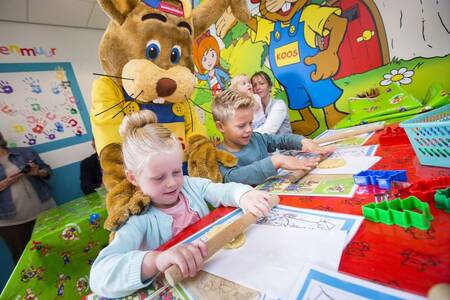 Kinderen aan het knutselen met Koos konijn op vakantiepark Roompot De Soeten Haert