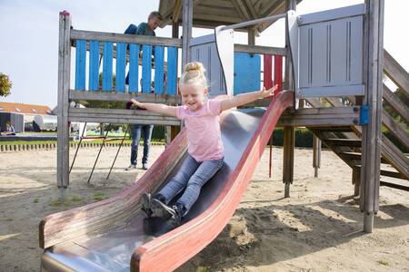 Kinderen aan het spelen in een speeltuin op vakantiepark Roompot De Soeten Haert