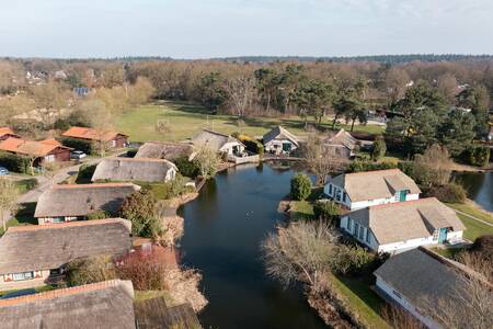 Luchtfoto van vakantiehuizen aan het water op vakantiepark Roompot De Veluwse Hoevegaerde