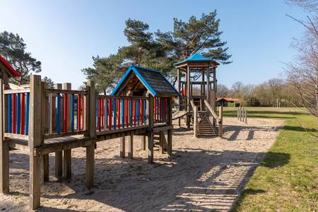 Speeltuin met houten speeltoestellen op vakantiepark Roompot De Veluwse Hoevegaerde