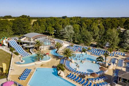 Luchtfoto van het prachtige buitenbad van vakantiepark Roompot Deux Fontaines