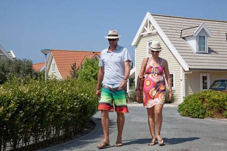 Mensen wandelend over vakantiepark Roompot Duynparc De Heeren van ‘s-Gravensande