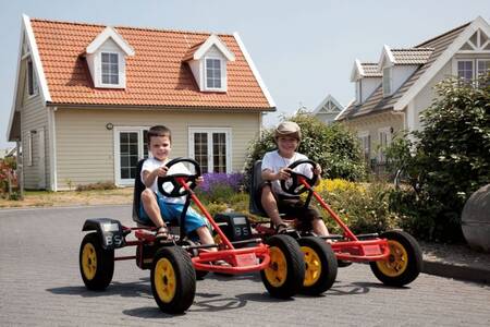 2 Kinderen op skelters op vakantiepark Roompot Duynparc De Heeren van ‘s-Gravensande