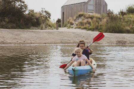 Mensen aan het kanoën in het water op vakantiepark Roompot ECO Grevelingenstrand