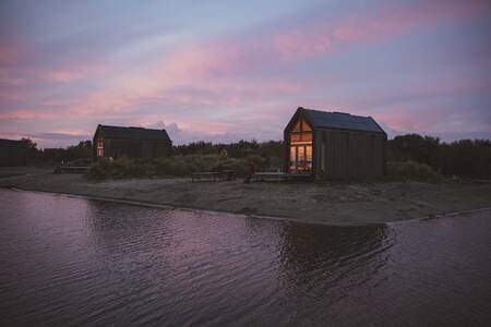 Vakantiehuizen in de schemering op het kleinschalige Roompot ECO Grevelingenstrand