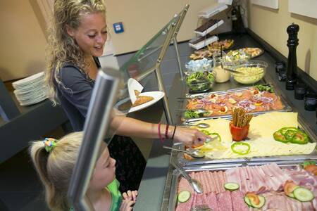 Moeder en dochter bij het buffetrestaurant op vakantiepark Roompot Ferienresort Bad Bentheim